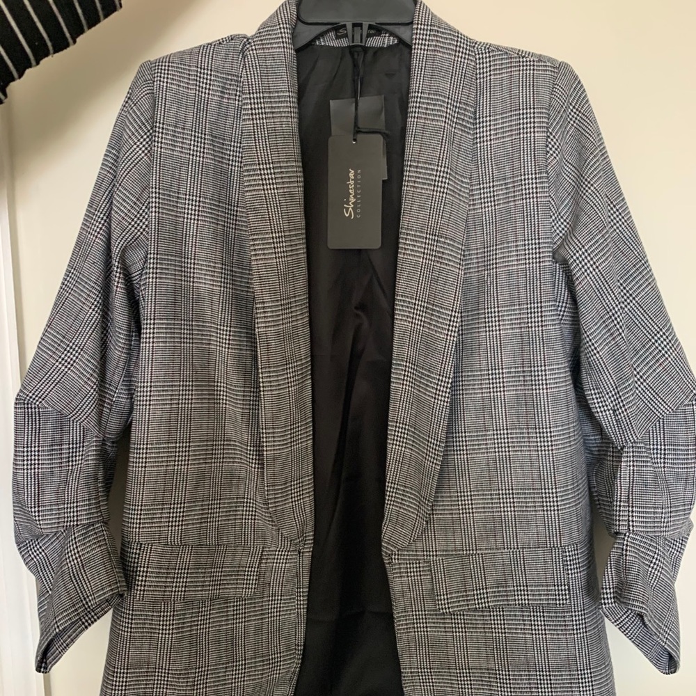 BLACK AND WHITE BLAZER!!